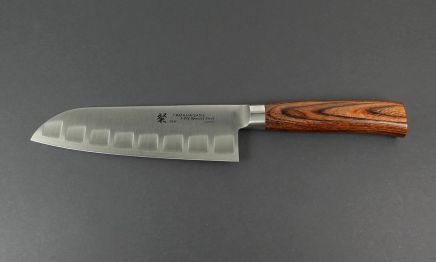 SN1214B Tamahagane Santoku (Kullenschliff)