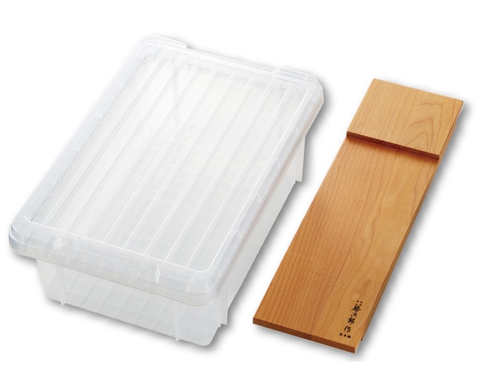 Schleifbank aus Holz mit Wasserbehälter